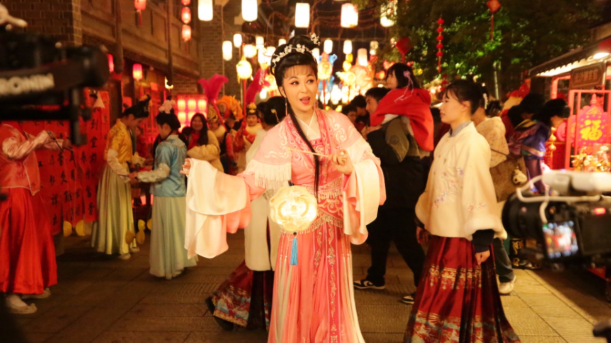 中國(guó)戲劇梅花獎(jiǎng)得主袁媛參演湖南戲曲春晚：前所未有創(chuàng)新傳統(tǒng)戲曲