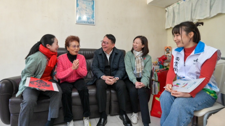 多名司局長落區(qū)探訪不同家庭  送上賀年福袋一起分享節(jié)日歡樂