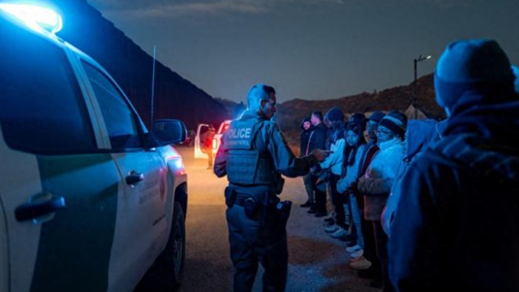 一天逮捕近千人 美國(guó)多地驅(qū)逐非法移民