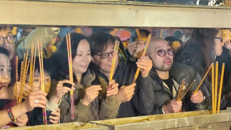 有片 | 黃大仙祠善信子時(shí)爭(zhēng)上頭炷香