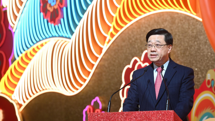 「新春花車巡遊匯演」尖沙咀上演    李家超：去年訪港旅客數(shù)字按年大升逾三成