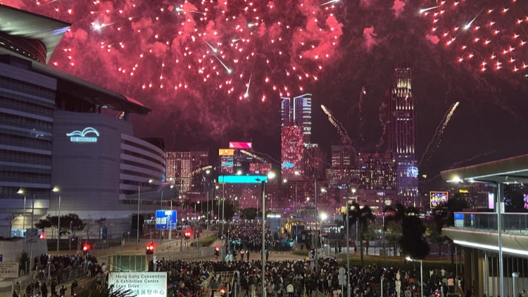 維港兩岸逾25萬(wàn)人觀賞賀歲煙花 觀眾對(duì)圖案印象深刻