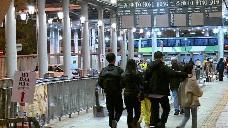 截至下午4時(shí)逾67萬(wàn)人次出入境 近40萬(wàn)人次出境