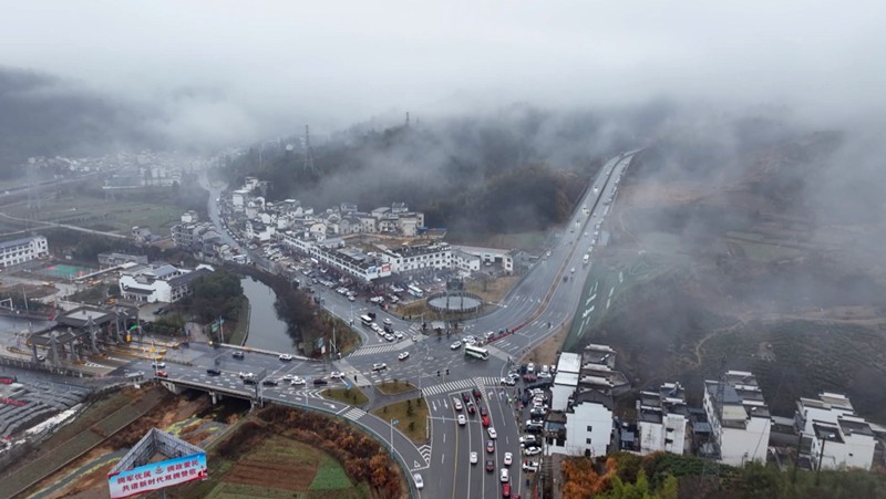 皖歙縣：瞻淇魚燈「火出圈」  志願服務(wù)保暢行