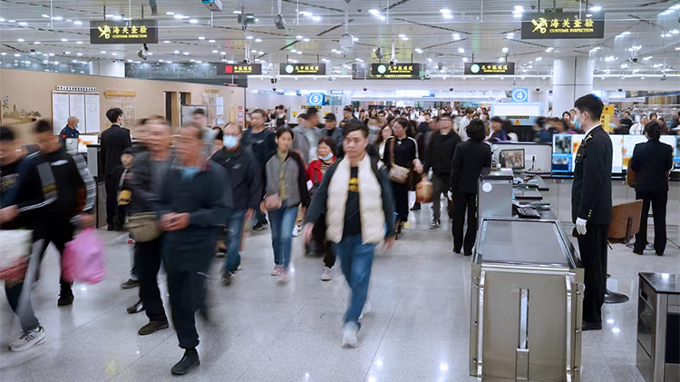 「新春模式」開啟 珠海拱北口岸迎來(lái)客流高峰