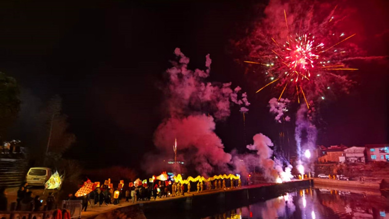 皖祁門蘆溪鄉(xiāng)：徽州年俗賀新春 村民遊客喜洋洋