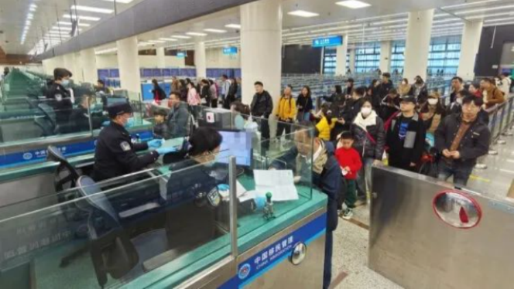 深圳灣口岸單日客流量突破18萬(wàn)人次 再創(chuàng)2023年以來(lái)單日客流量新高