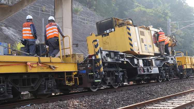 太和站工程車故障｜港鐵：水平感應系統(tǒng)出問題令車身傾側(cè) 爭取下午完成修復