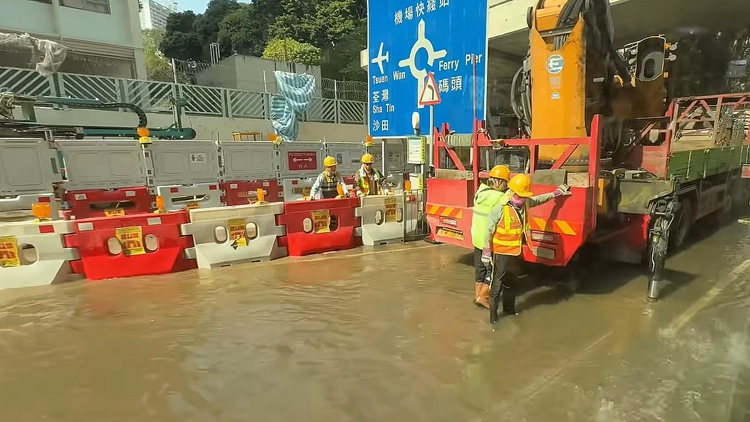 青衣警署對出爆水管 水務(wù)署派員搶修