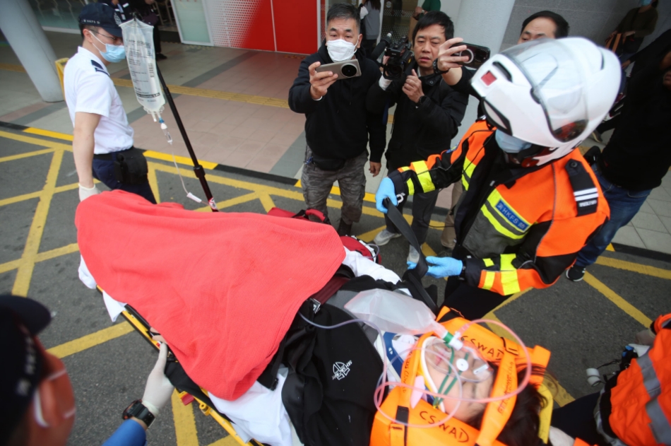 長(zhǎng)沙灣私家車失控剷安全島 兩女學(xué)生受傷送院