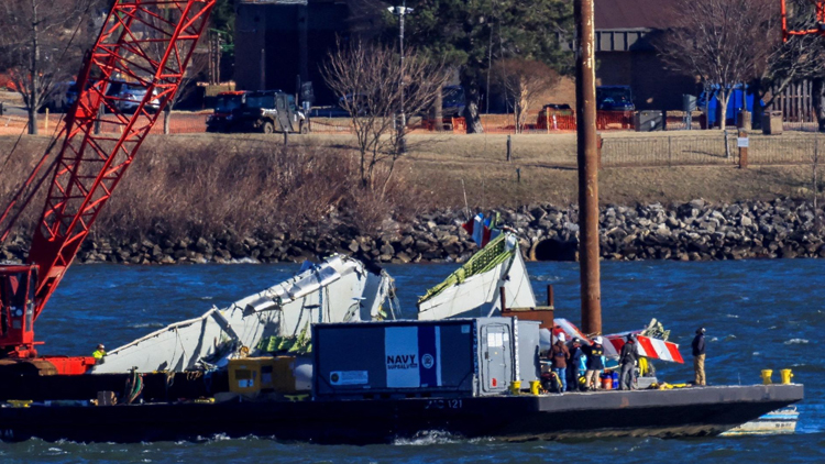 美撞機事故最新細節(jié)披露 黑鷹直升機被指關閉關鍵追蹤技術