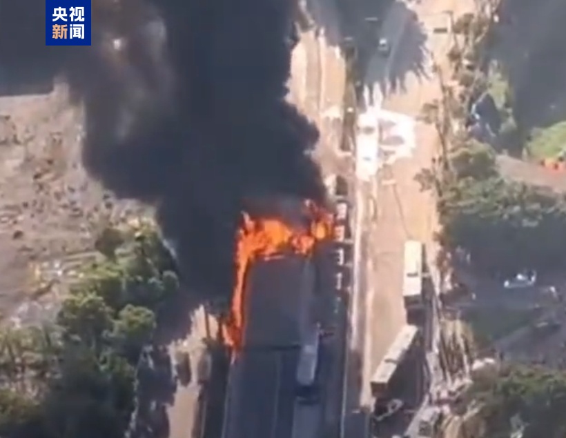 巴西小飛機(jī)墜毀城市街道 至少兩人死亡 