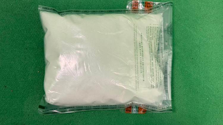 海關(guān)機(jī)場(chǎng)檢獲約100萬(wàn)元懷疑「太空油毒品」 拘一39歲男子