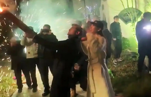 有片｜郭富城陪老婆回家過(guò)年  大玩「加特林」煙花