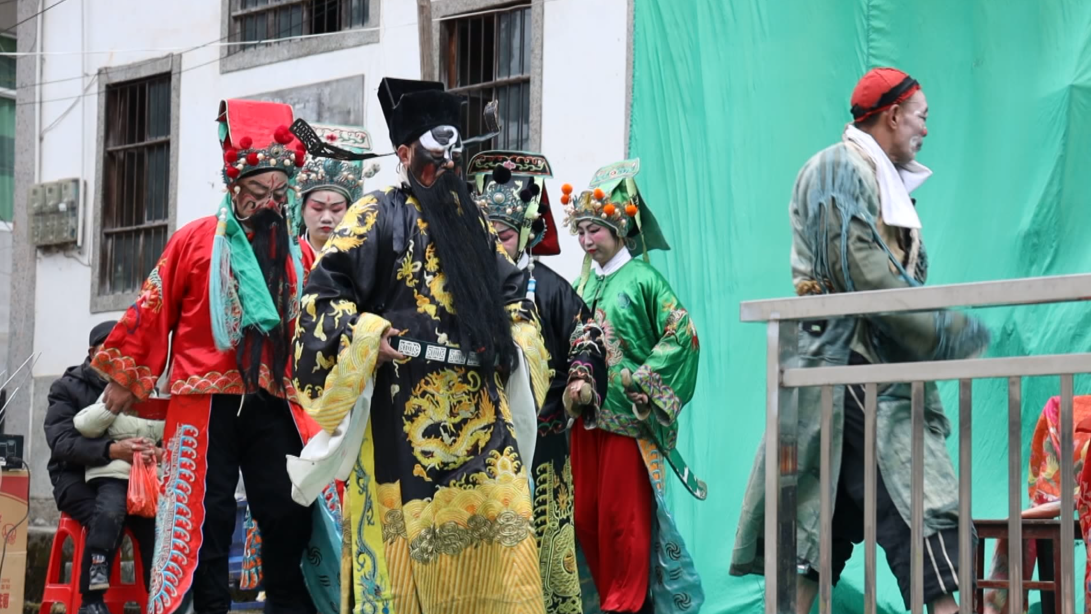 「鑼鼓一響腳板就癢」 皖歙縣徽劇連臺(tái)唱鄉(xiāng)情