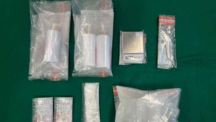 海關(guān)檢獲懷疑冰毒及包裝工具市值約80萬 拘76歲男子