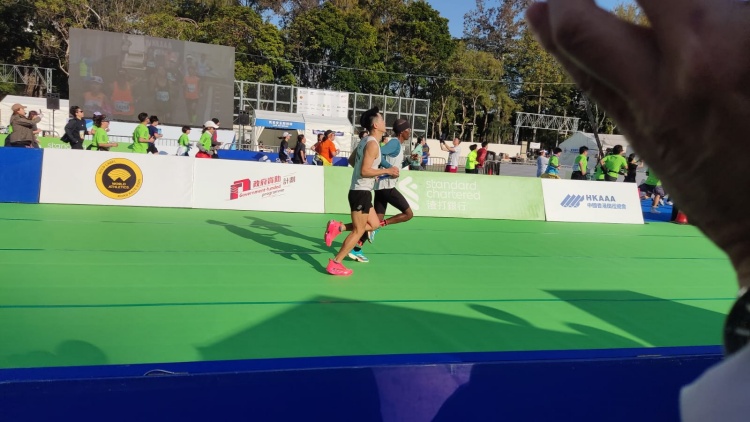 視障跑手夥拍肯尼亞路加斯跑出佳績(jī)  改寫(xiě)本港視障人士馬拉松記錄