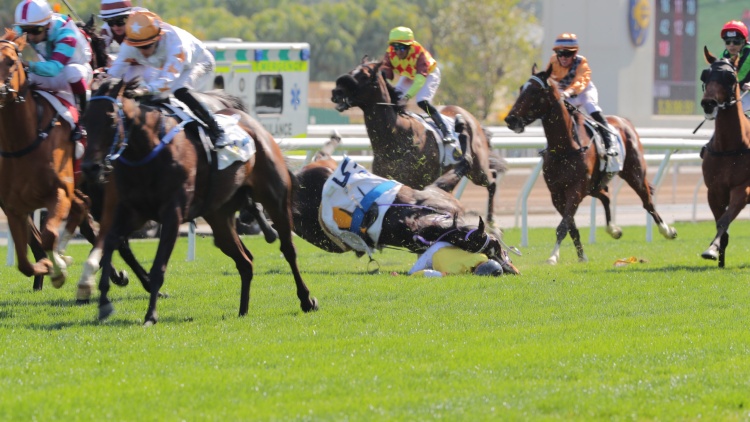 有片｜沙田馬場發(fā)生兩宗墮馬意外 三騎師送院檢查