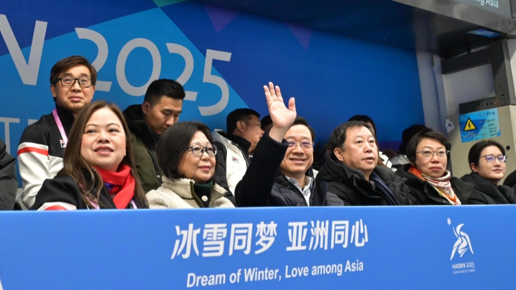 有片｜特首李家超 現(xiàn)場(chǎng)再為亞冬會(huì)香港運(yùn)動(dòng)員打氣