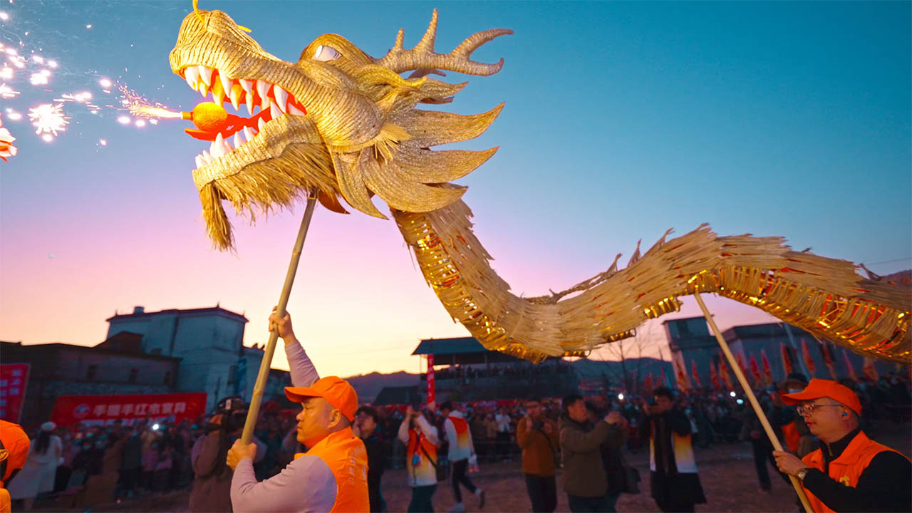 河源東源上莞：非遺 「追龍」激情上演 展示傳統(tǒng)民俗文化深厚底蘊
