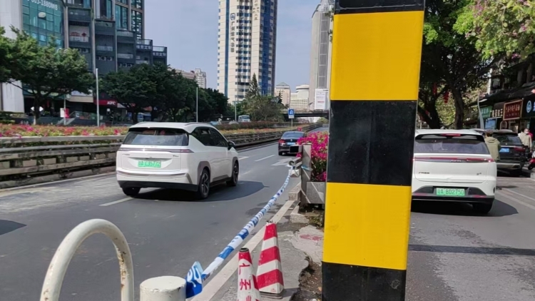 廣州區(qū)莊立交龍門架被撞