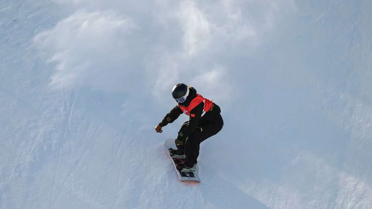 有片｜中國選手熊詩芮斬獲亞冬會單板滑雪女子大跳臺金牌