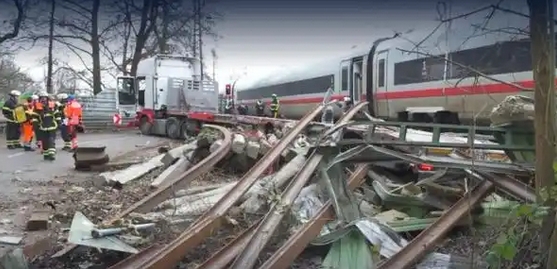 德國(guó)漢堡列車(chē)與卡車(chē)相撞致1死16傷 