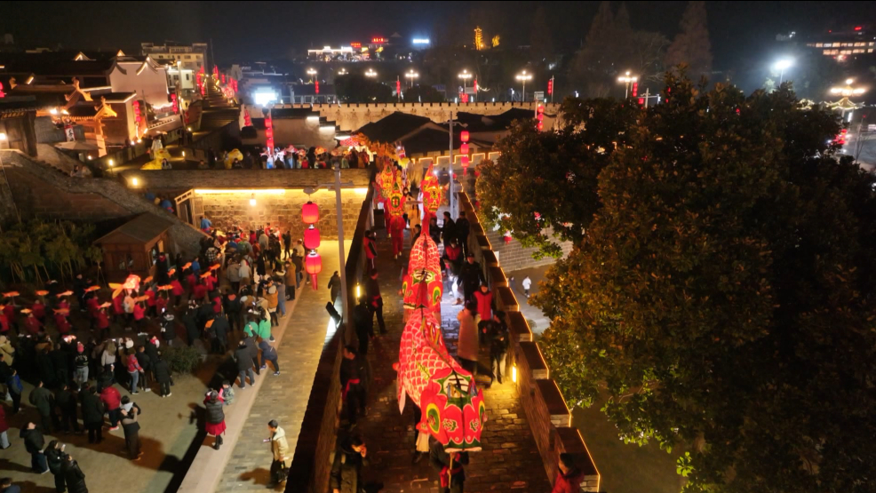 皖歙縣：多彩民俗迎新春 花燈如晝?nèi)巳绯? title=