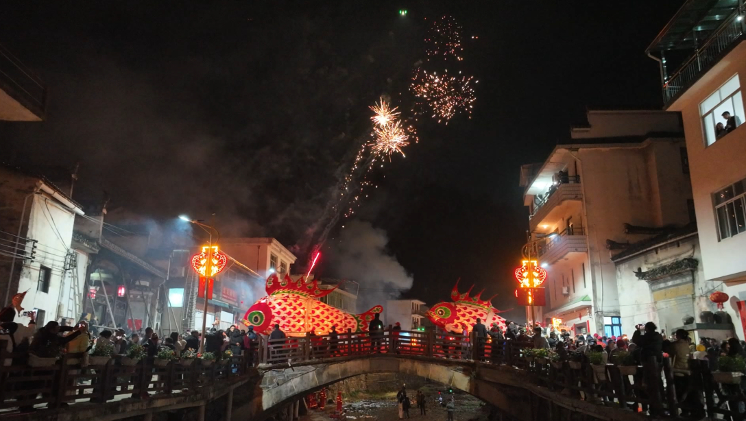 皖歙縣：600年民俗嬉魚(yú)燈 璀璨煙火鬧元宵