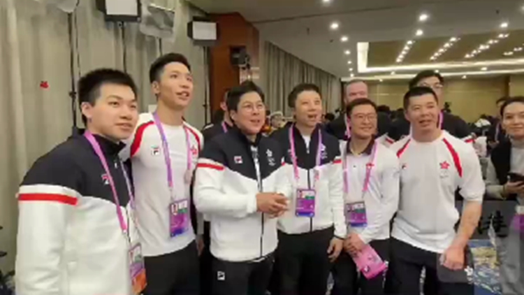 有片｜霍啟剛攜香港冰雪運(yùn)動(dòng)健兒祝大家元宵節(jié)快樂！