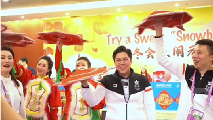 有片｜霍啟剛紅手絹首秀 轉(zhuǎn)得嘎嘎溜！