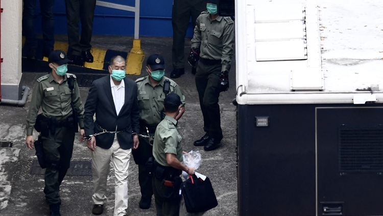 黎智英案｜黎指示《蘋果日?qǐng)?bào)》英文版聚焦中國(guó)新聞 承認(rèn)香港國(guó)安法後仍參與選材