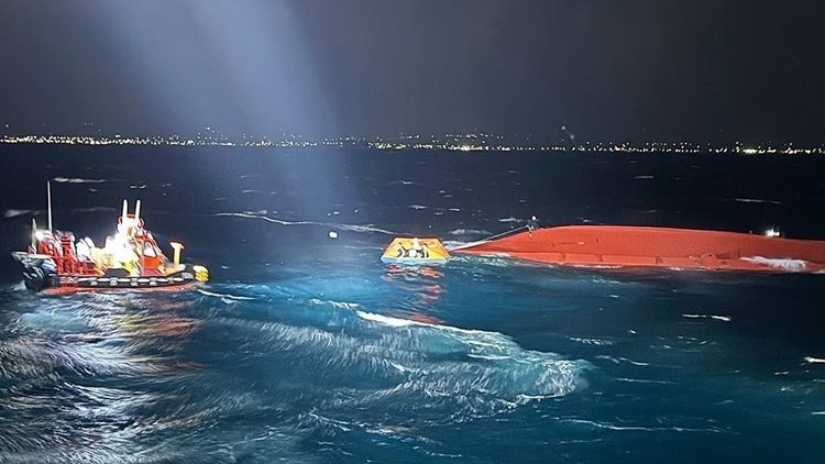 一艘載10人漁船在韓國濟(jì)州島附近海域傾覆 已救出5人