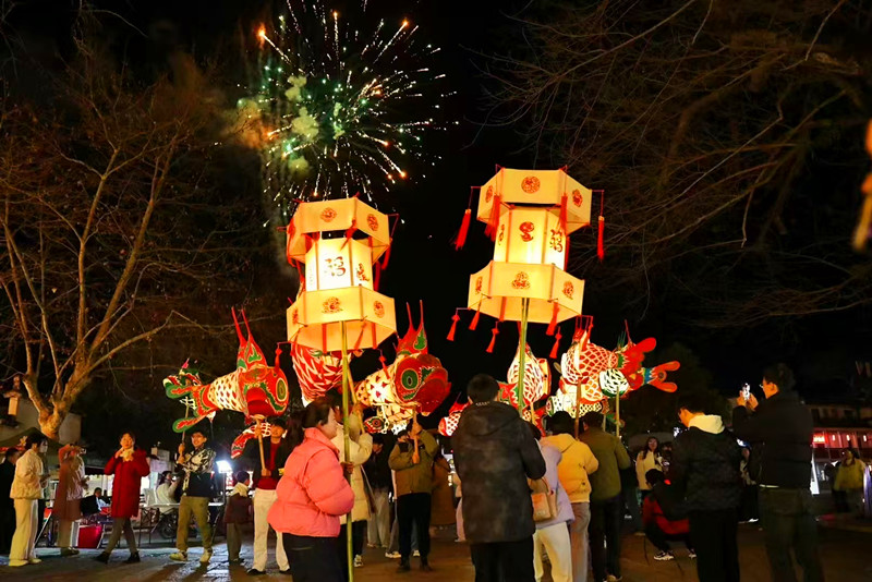皖黟縣宏村鎮(zhèn)：魚燈巡遊鬧元宵 