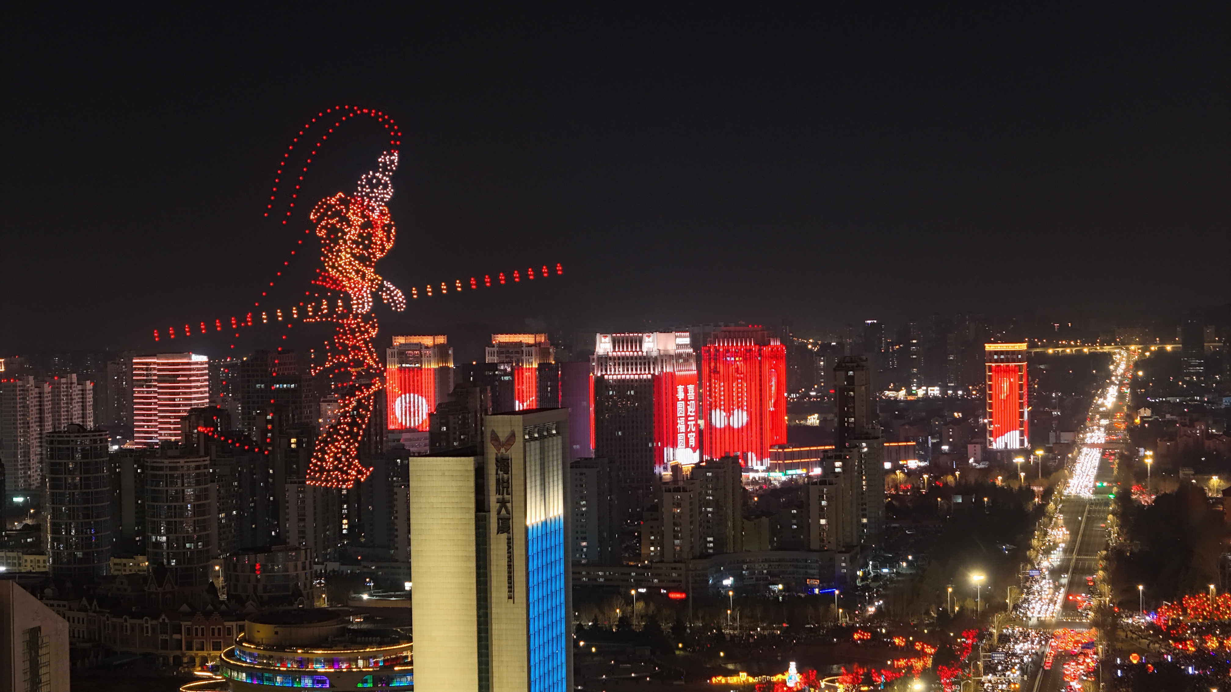 「賽博煙花」綻放山東煙臺夜空