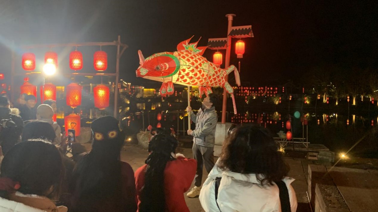 皖徽州區(qū)：非遺增色古村落  魚燈燃情元宵節(jié)