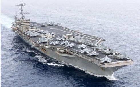  美國(guó)航母在埃及附近與商船相撞 