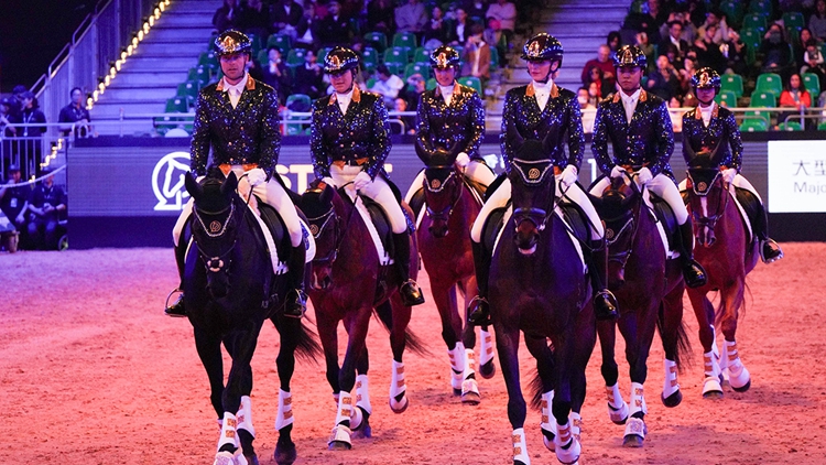 首屆浪琴香港國際馬術(shù)盛典亞博館舉行 馬會技術(shù)支援