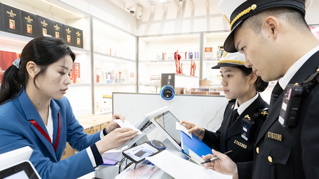 「購(gòu)物熱」持續(xù)升溫！港珠澳大橋珠海公路口岸迎來(lái)免稅消費(fèi)熱潮