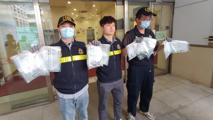 海關(guān)機(jī)場(chǎng)破旅客體內(nèi)藏毒  拘4外籍男女檢73萬元可卡因