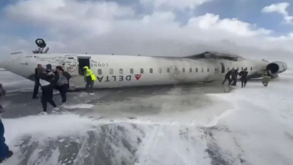 美一客機(jī)降落加拿大時(shí)發(fā)生翻覆事故 已致15人受傷