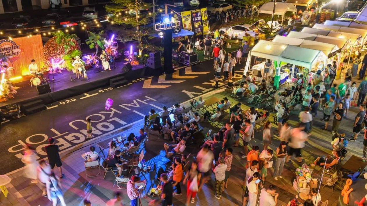 ?？谑旋埲A區(qū)提質(zhì)擴(kuò)容激發(fā)消費(fèi)活力 多元業(yè)態(tài)點(diǎn)亮城市煙火  市井煙火與時尚潮流交織 消費(fèi)場景煥新升級