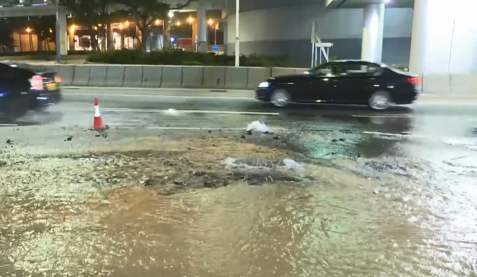 干諾道中爆食水管 水務(wù)署：爭(zhēng)取19日下午6時(shí)前恢復(fù)供水