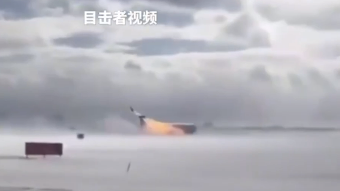 美載80人客機著陸翻覆最新畫面曝光 乘客講述驚魂瞬間