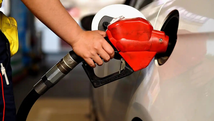 內(nèi)地成品油價或年內(nèi)首跌 加滿一箱油將少花8.5元