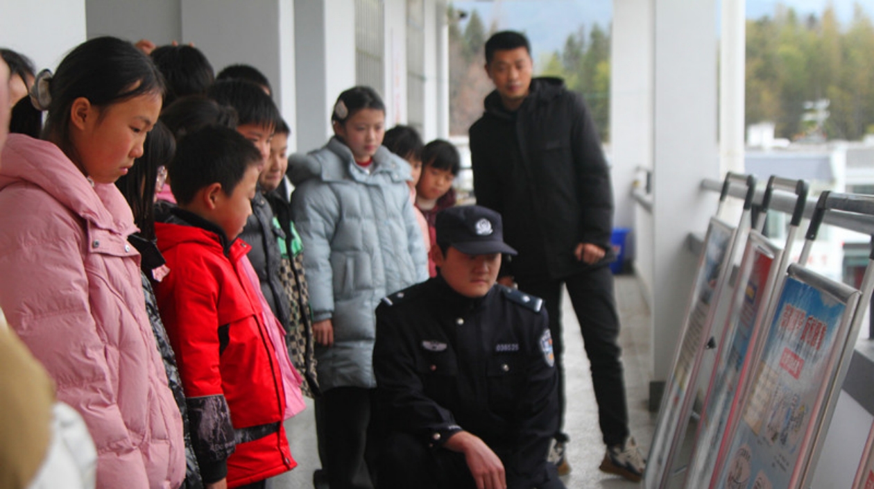 皖黟縣：「開學(xué)第一課」 繃緊安全弦