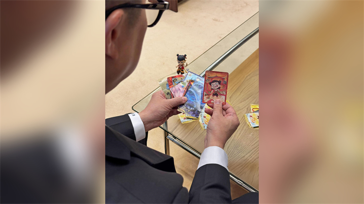 哪吒熱燒到保安局辦公室 鄧炳強(qiáng)抽中主角收藏卡