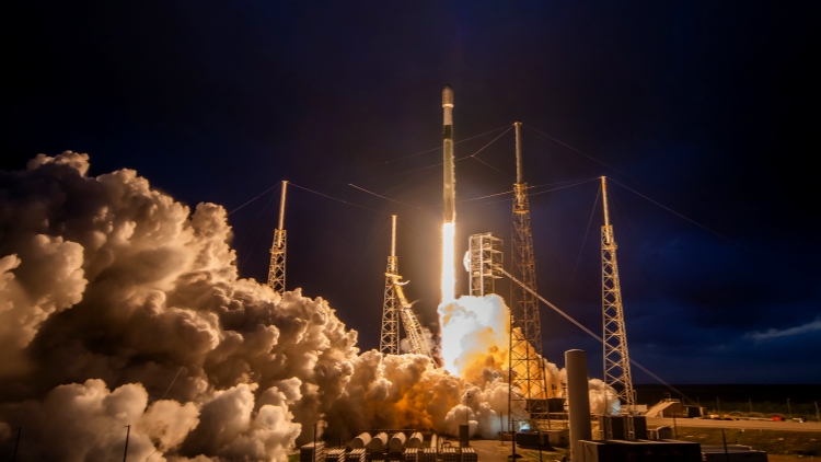 馬斯克稱SpaceX實現(xiàn)首次火箭跨國回收