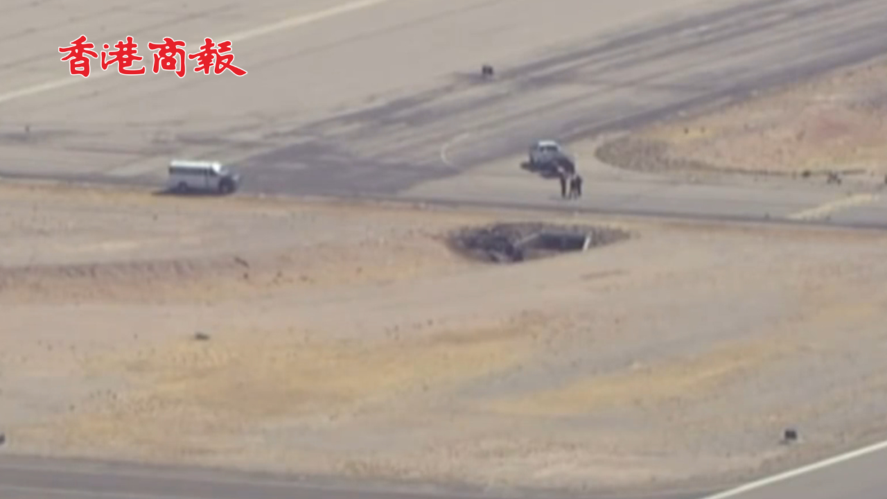 有片丨美國(guó)兩架小飛機(jī)空中相撞 已致2人死亡