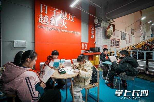 長沙菜市場變「書房」！「4點半角」照亮「菜二代」學(xué)習(xí)路